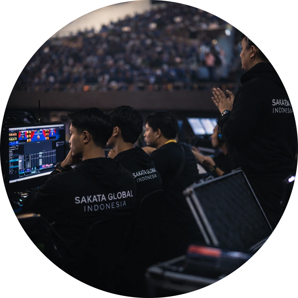 Tim produksi One Stop Event Service Sakata Global Indonesia mengelola sistem lighting, multimedia dan kontrol event profesional di Jakarta menggunakan peralatan produksi dari gudang sendiri untuk kebutuhan corporate event, konser dan pameran.