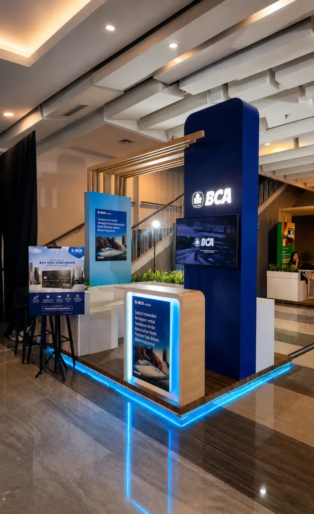 Booth custom exhibition Jakarta modern untuk event corporate BCA dengan desain premium, LED display interaktif, branding elegan, dan instalasi profesional oleh vendor booth pameran Jakarta Sakata Global Indonesia.