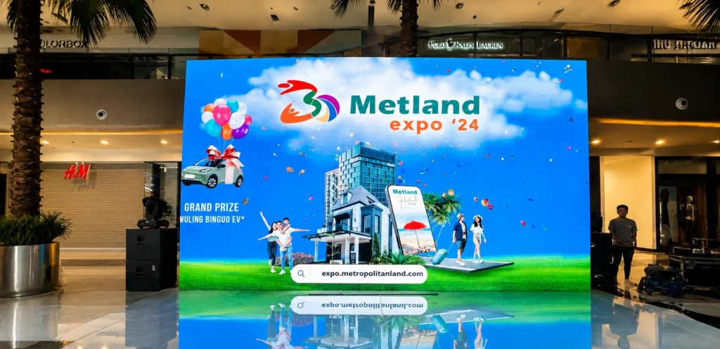 Backdrop penggung indoor ukuran besar untuk Metland Expo 2024 di mall exhibition area Jakarta dengan tampilan visual event profesional oleh Sakata Global Indonesia.