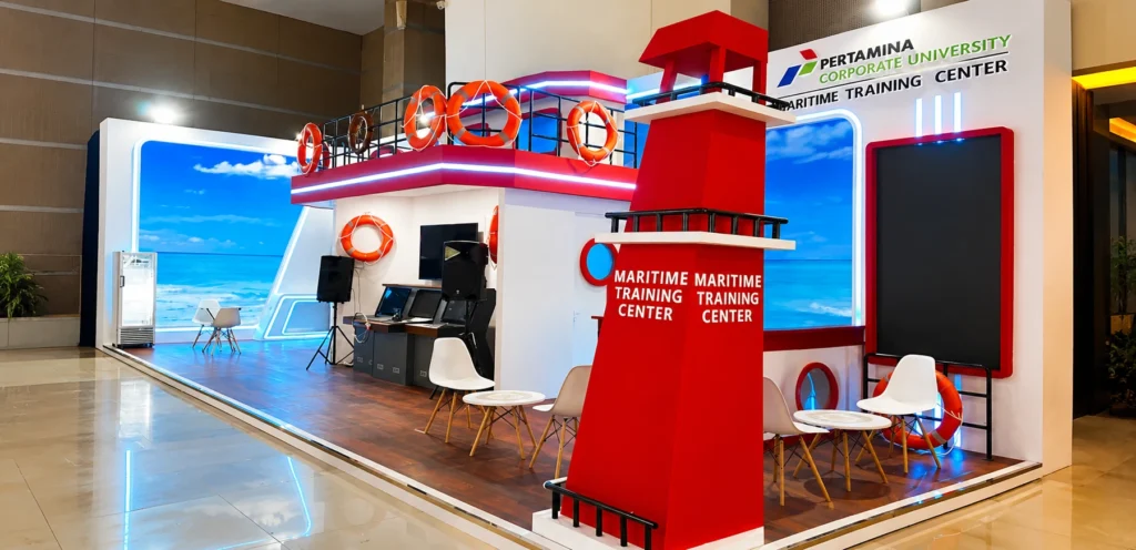 Booth pameran custom Maritime Training Center Pertamina University dengan LED lighting, backdrop exhibition, dan desain premium untuk event expo di Jakarta oleh Sakata Global Indonesia.