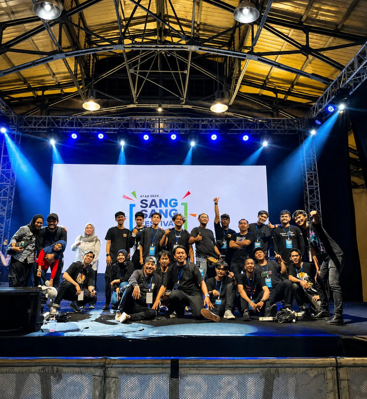 Tim produksi event profesional dengan panggung, backdrop, booth, lighting, truss, dan LED screen untuk festival musik & corporate event di Jakarta oleh Sakata Global Indonesia.