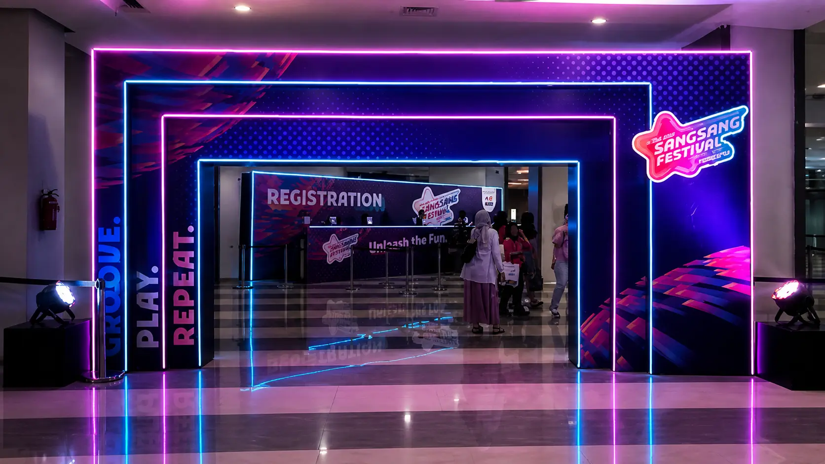 Produksi event dan instalasi teknis profesional dengan setup panggung, rigging, lighting, sound system, dan LED screen untuk acara skala besar oleh tim teknis berpengalaman di Indonesia.