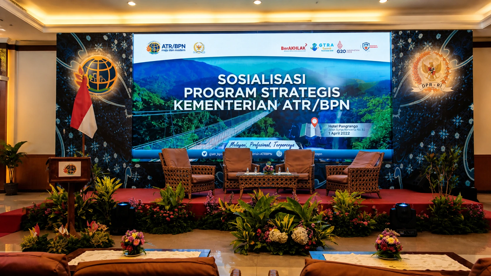 Sewa LED screen indoor dan outdoor profesional oleh Sakata Global Indonesia, menampilkan panggung event dengan LED videotron besar, sistem lighting, dan instalasi rigging berkualitas tinggi untuk acara skala besar.