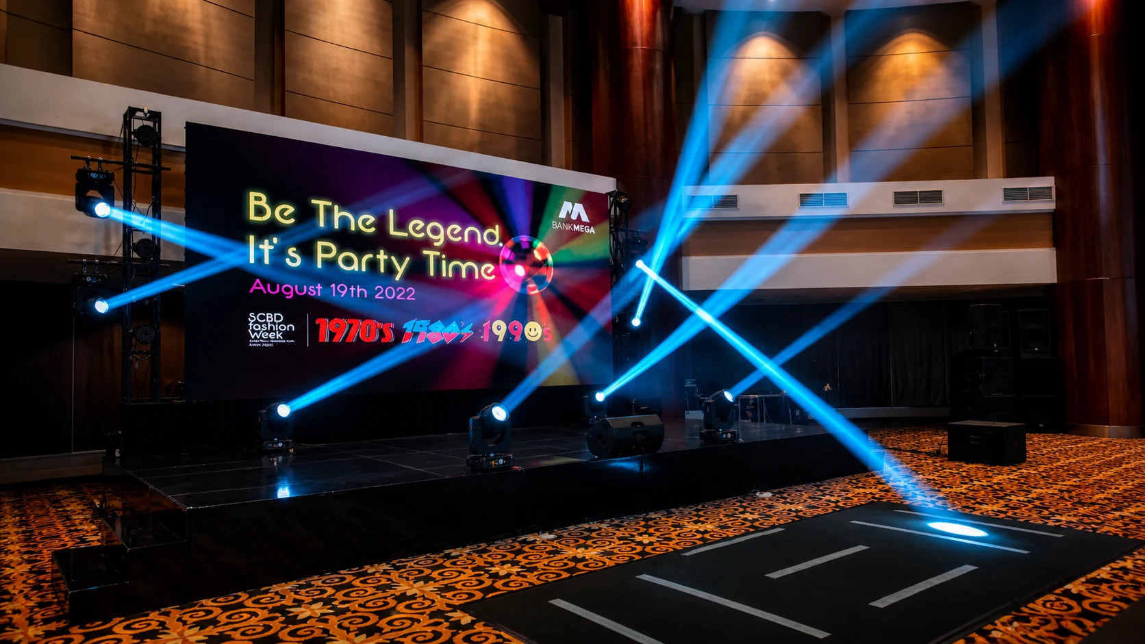 Sewa lighting dan stage production profesional dengan panggung event, rigging, moving head light, dan sistem pencahayaan modern untuk konser dan acara skala besar di Indonesia.