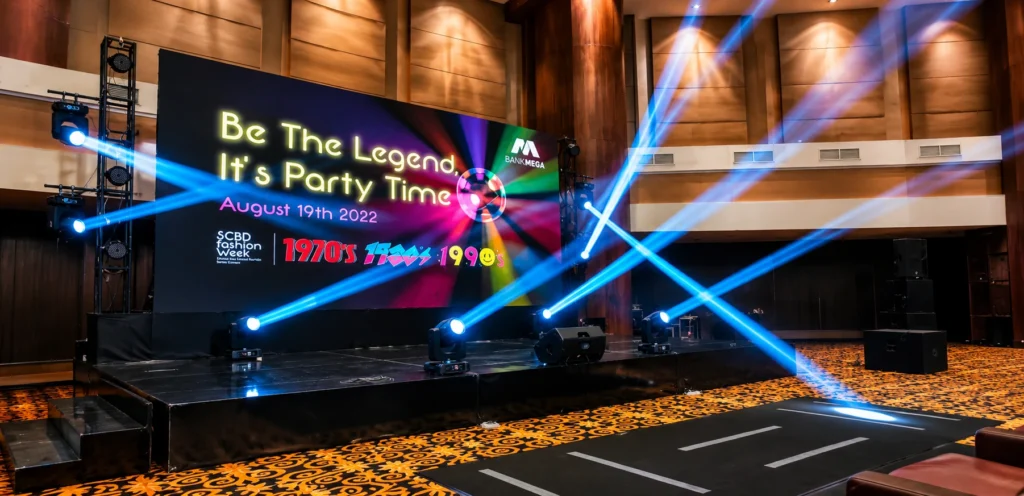 Sewa lighting event ballroom dengan moving head beam, LED screen, dan stage lighting profesional untuk corporate party dan gala dinner di Jakarta oleh Sakata Global Indonesia.