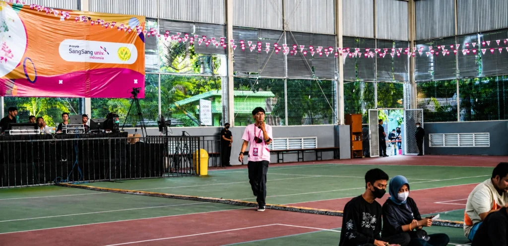 Technical support event profesional oleh tim Sakata Global Indonesia dengan operator multimedia, sound system, dan kontrol produksi acara di venue indoor.