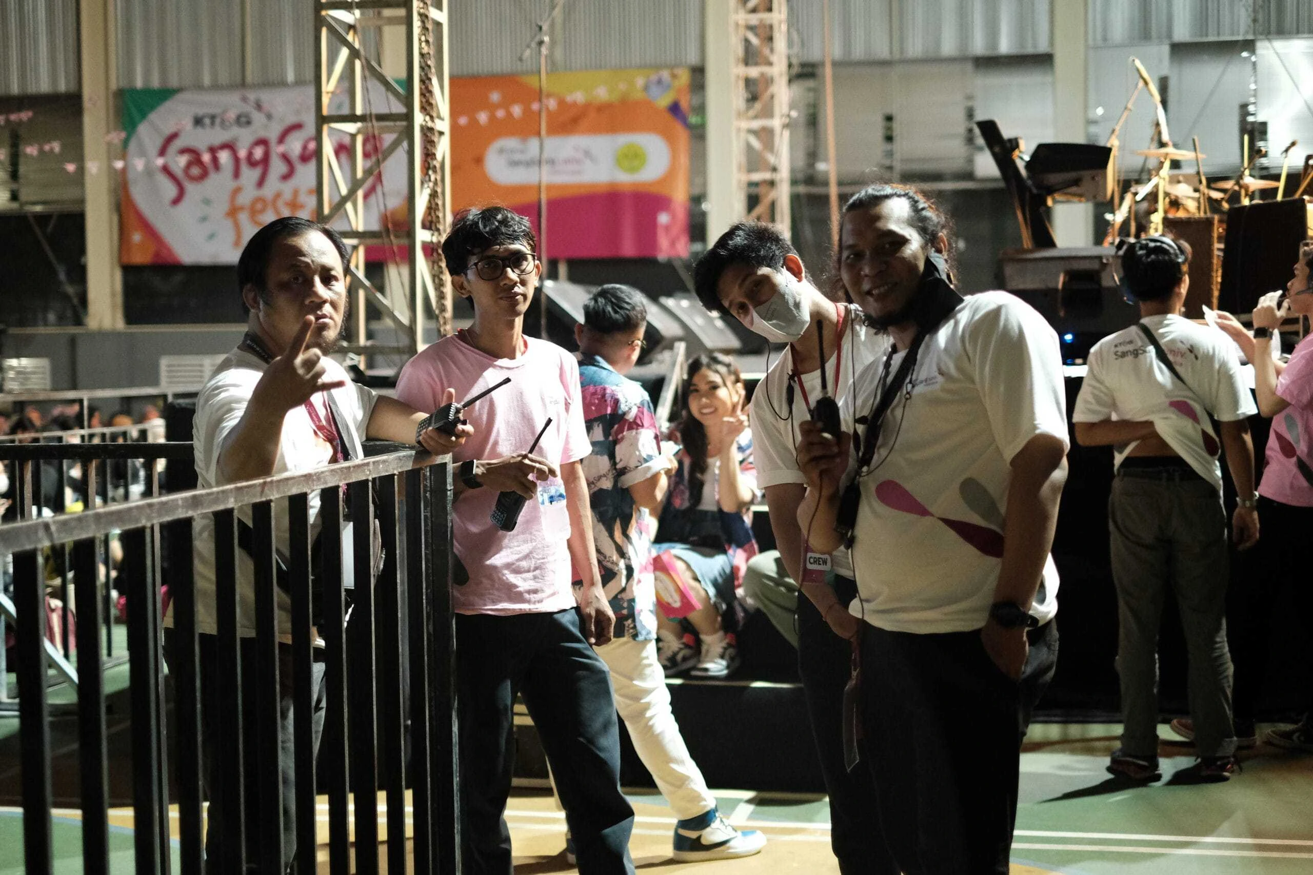 Tim vendor event profesional dari Sakata Global Indonesia sedang melakukan technical support dan koordinasi produksi event di Jakarta dengan crew berpengalaman untuk memastikan acara berjalan lancar, aman, dan profesional.