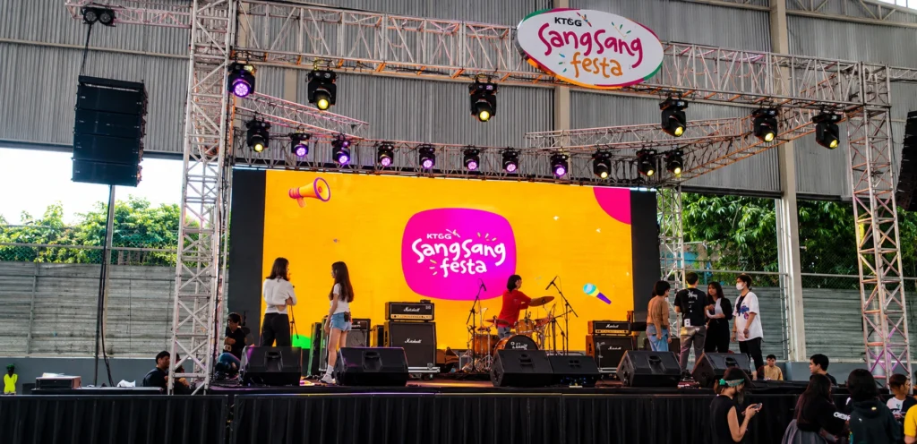 Vendor sewa sound system konser dan festival dengan line array speaker, LED screen, lighting, dan stage rigging profesional untuk event musik di Jakarta oleh Sakata Global Indonesia.