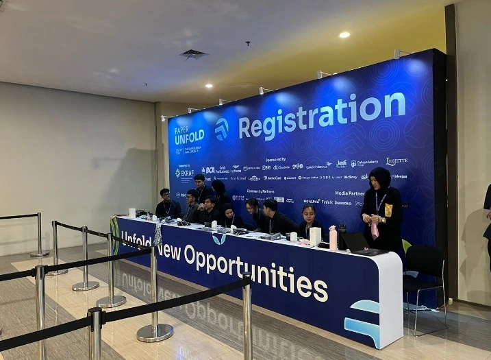 Jasa pembuatan registration desk event profesional dengan backdrop branding custom dan meja registrasi peserta oleh Sakata Global Indonesia.