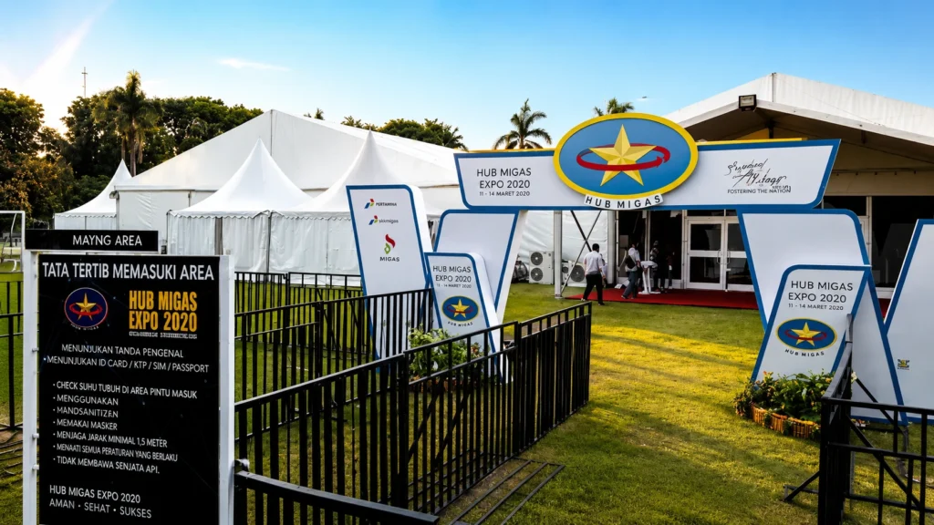 Event Production & Fabrication Sakata Global Indonesia untuk BPH Migas pada Hilir Migas Expo 2020 dengan instalasi gate entrance, booth exhibition, tenda event, dan struktur area pameran profesional