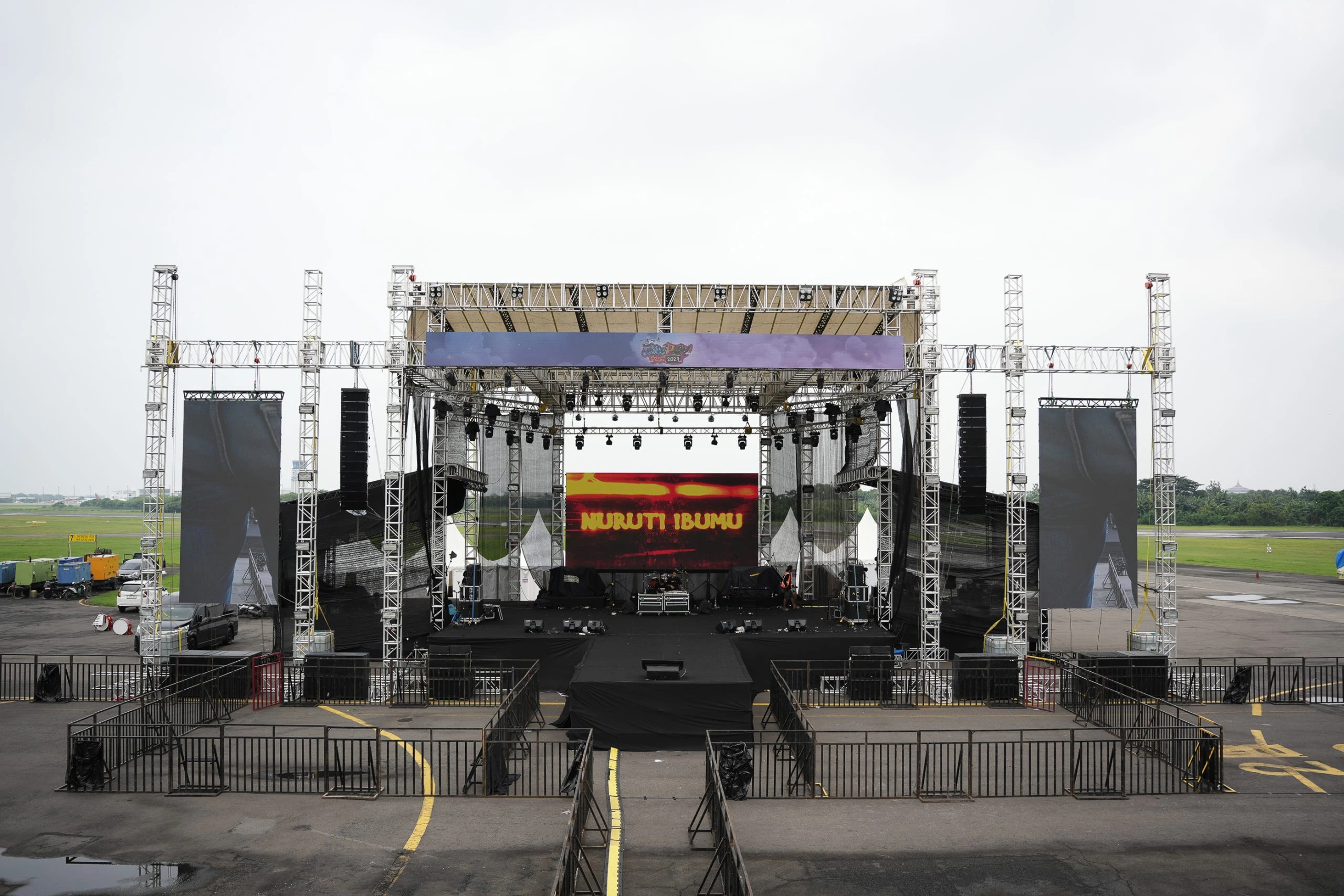 Stage & Structure event dengan rigging truss, LED screen, lighting, dan sound system profesional oleh Sakata Global Indonesia untuk konser, corporate event, festival, dan pemerintahan di Indonesia.
