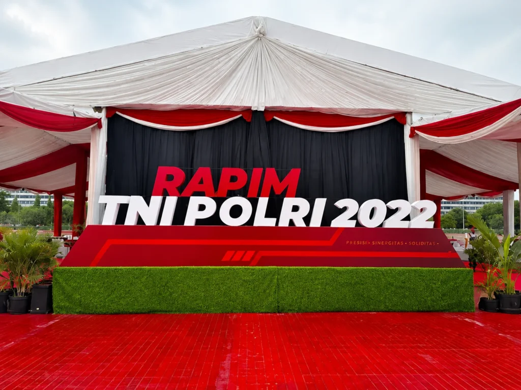 Custom backdrop panggung event dengan drapery dan 3D lettering produksi Sakata Global Indonesia