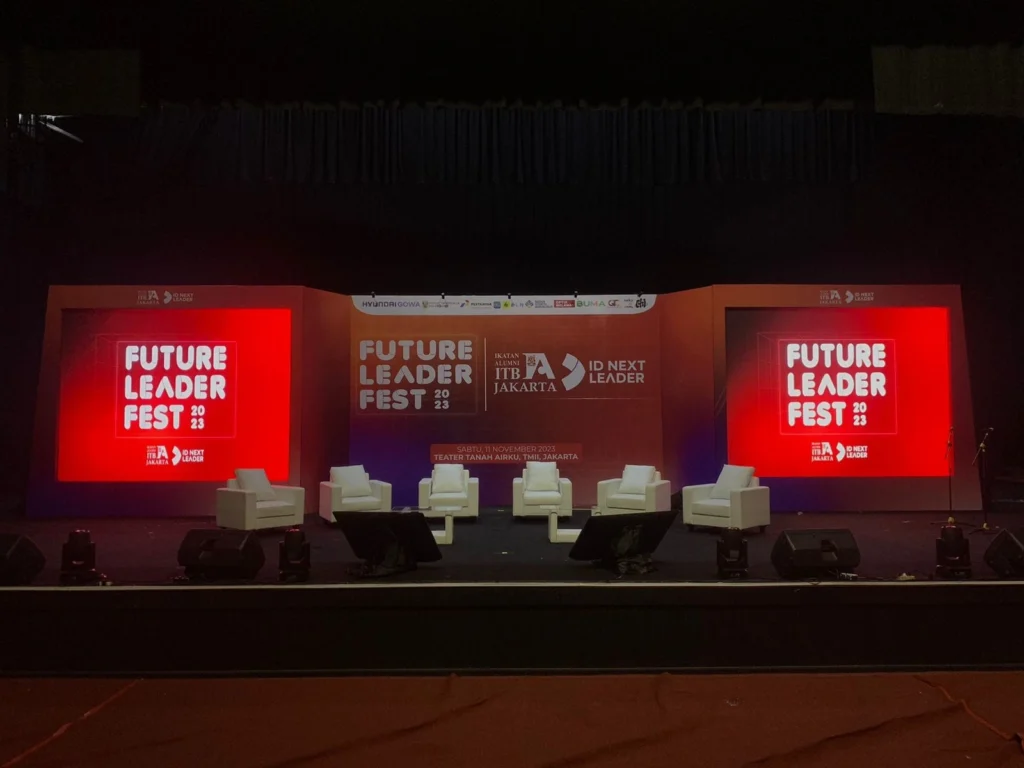 Custom backdrop panggung event dengan panel modular dan LED screen produksi Sakata Global Indonesia