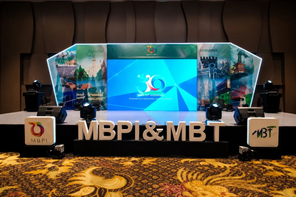 Custom backdrop panggung modular dengan LED screen untuk event produksi Sakata Global Indonesia