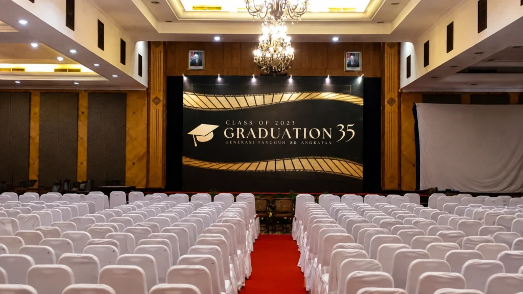 Custom printed backdrop panggung graduation wisuda produksi Sakata Global Indonesia