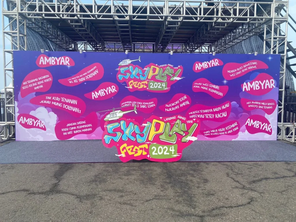 Custom printing backdrop event Skyplay Fest 2024 produksi Sakata Global Indonesia