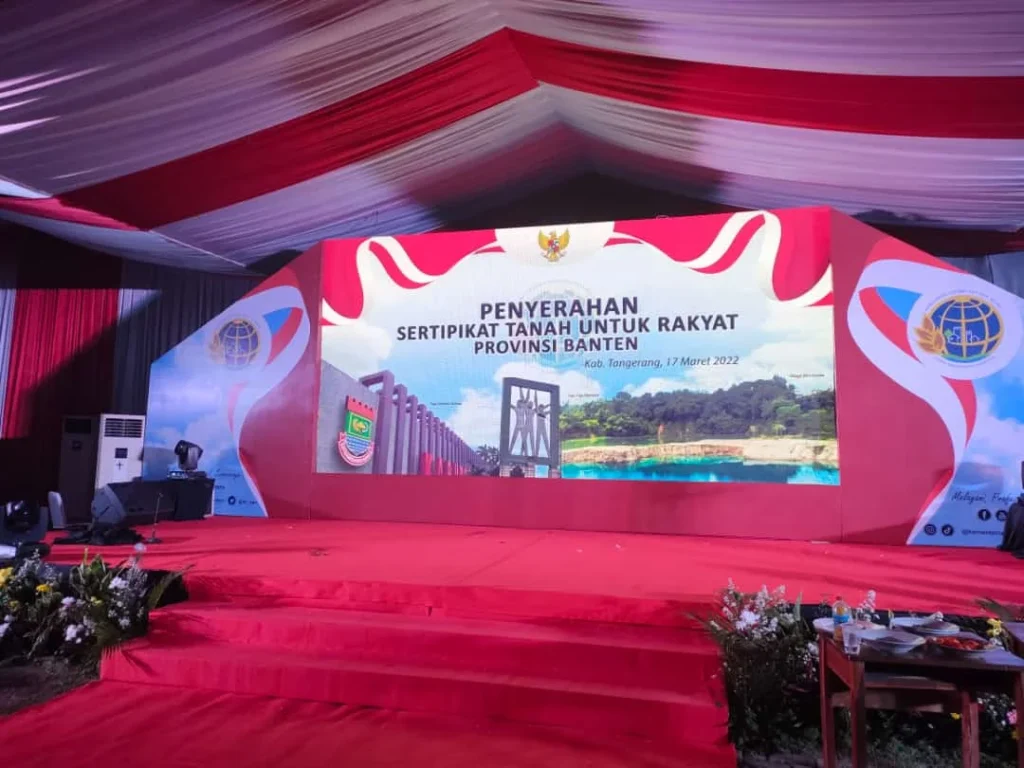 LED backdrop panggung dengan custom side panel untuk event Sakata Global Indonesia